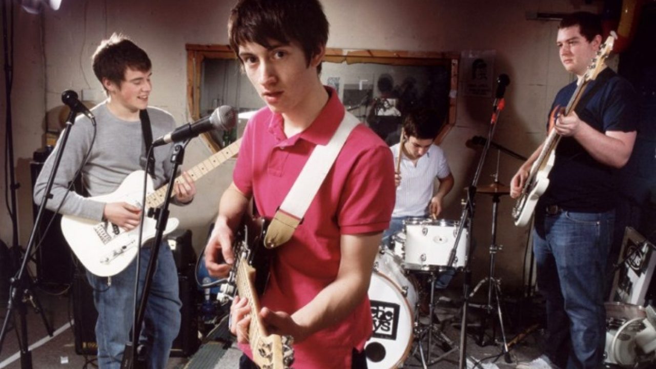 O hype da e o primeiro disco do Arctic Monkeys completando 15 anos